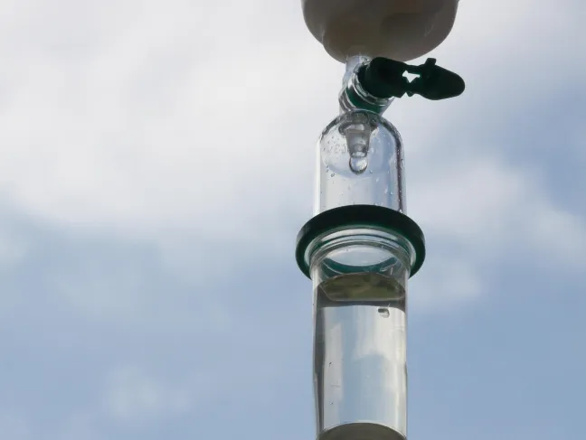 Tropf / Infusion vor blauem Himmel