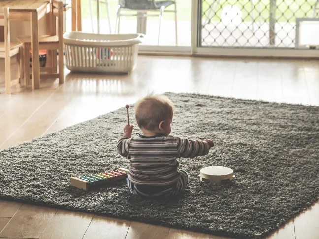 Baby mit Xylophon