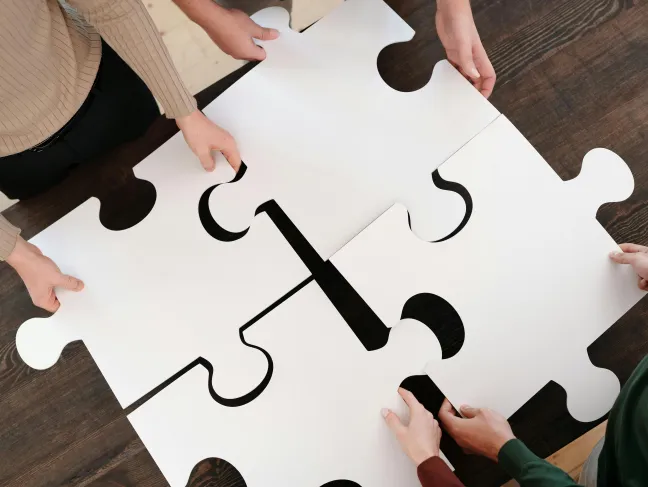 Große Puzzle Teile auf einem Tisch