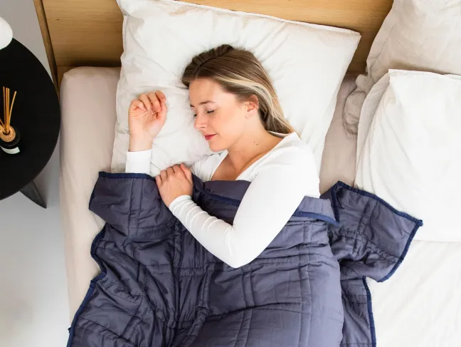 Schlafende Frau im Bett