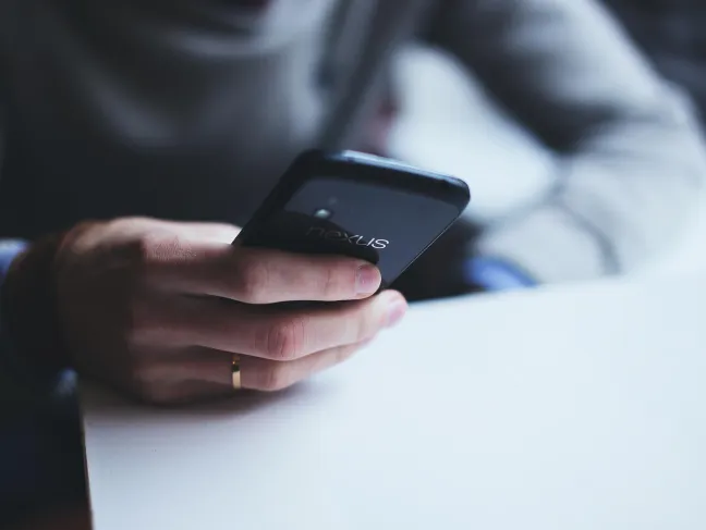 Hand mit Smartphone