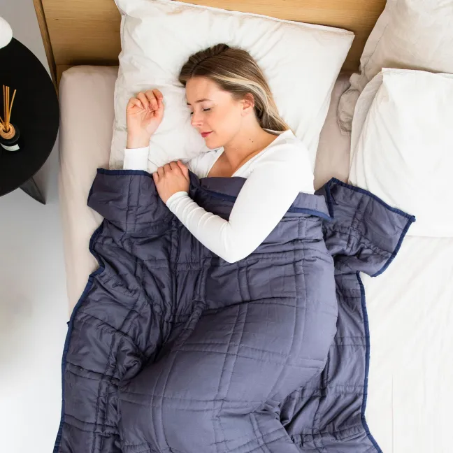 Schlafende Frau im Bett