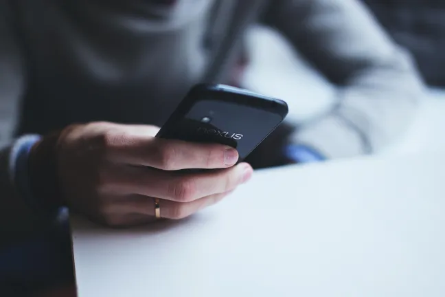 Hand mit Smartphone